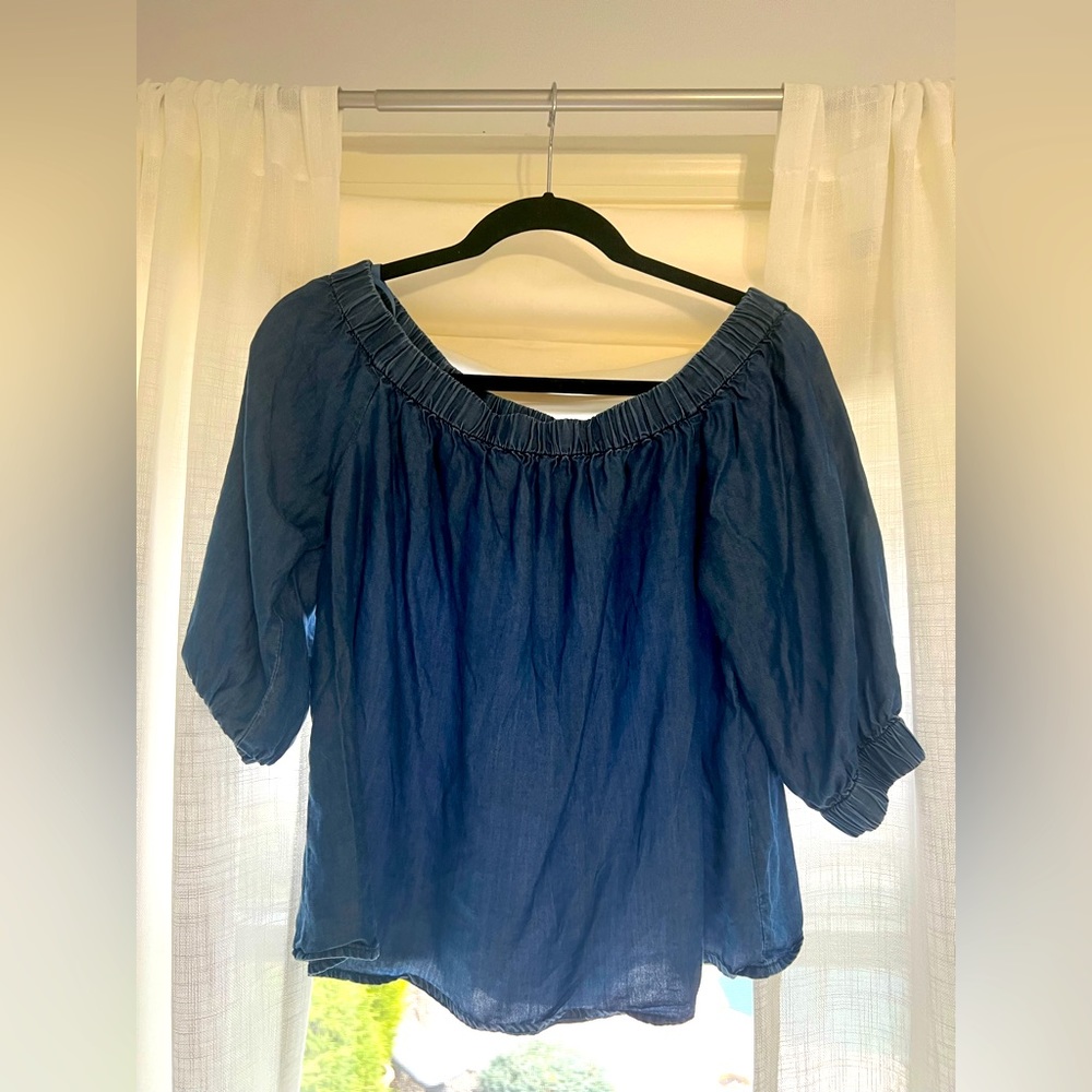 Blue quarter sleeved top